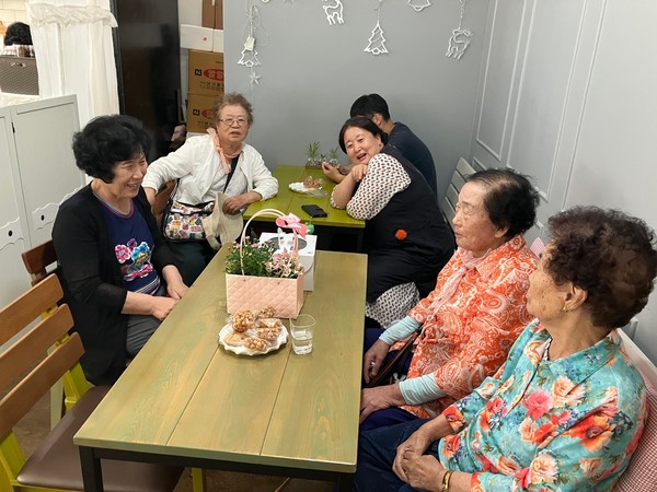 ▲ 봉사자와 함께 즐기는 모습