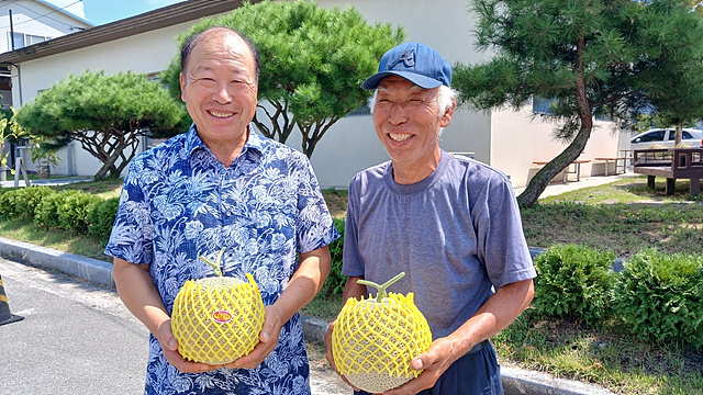 ▲ 고향에서 농사짓고 있는 노상희(좌측) 친구와 대구에서 사업하는 친구 조완용 모습. 노상희 친구가 추석 선물이라며 최상품 멜론을 선물했다. ⓒ오문수