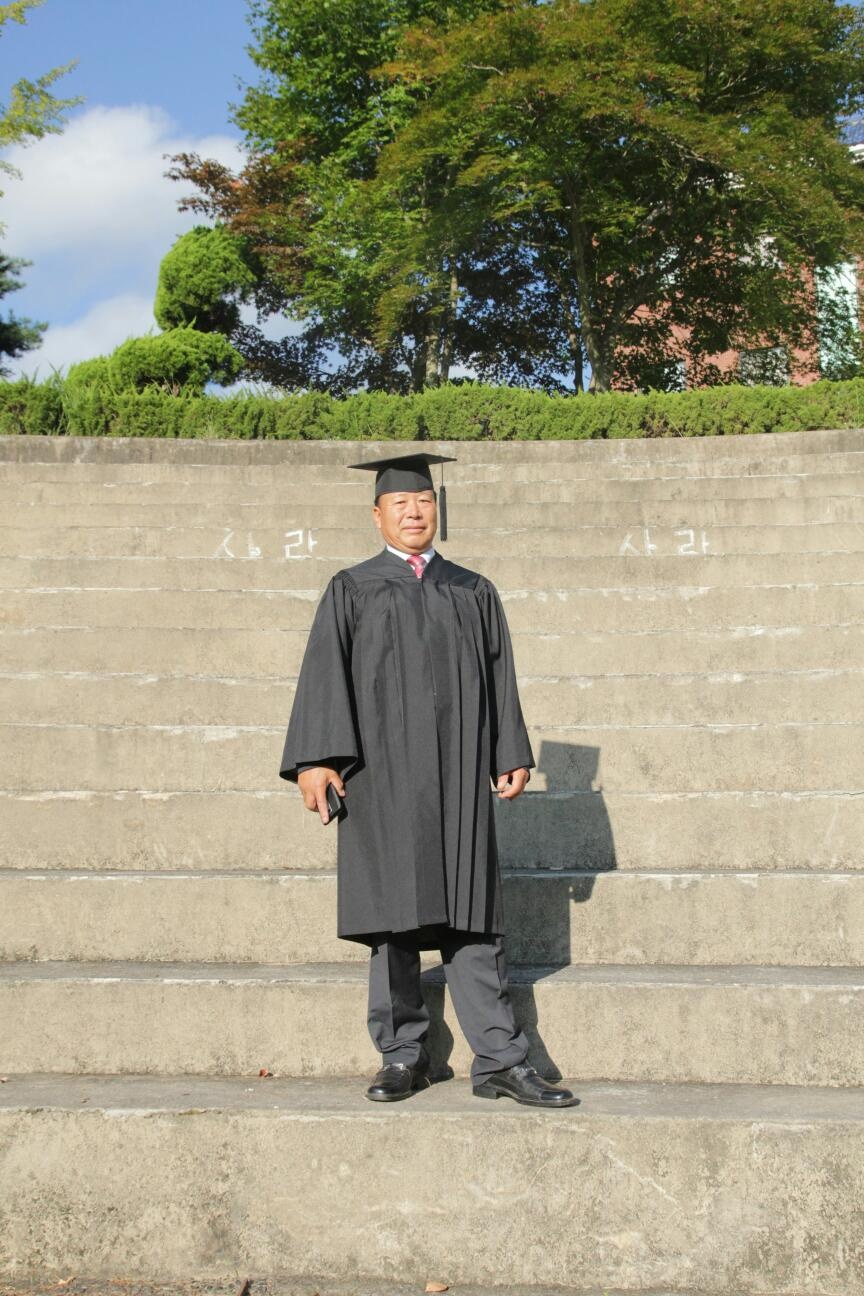 ▲ 혼자 독학 해 61세에 중학교 검정고시 패스, 62세에 고등학교 검정고시 패스 후 66세에 방송통신대학 문화교양학과를 졸업해 문학사가 된 노상희 모습이다. ⓒ오문수