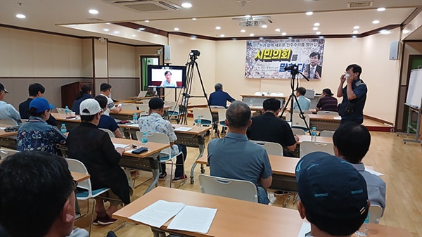 ▲ 4일(수) 저녁 6시, 여수청소년수련관에서 열린 '지금 왜 시민의회인가?' 주제 강연에 참석한 시민들이 곽노현(전 서울시 교육감)씨로부터 강연을 듣고 있는 모습이다. ⓒ오문수