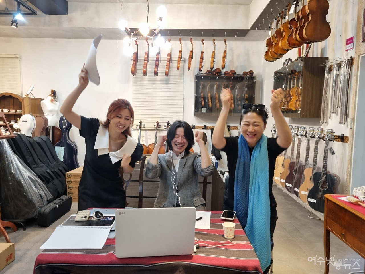 2024년 6월 쥬네스 회원국에 성공한 소식이 전해지자 강남경(좌) 국장과 김사도 지휘자 그리고 이은주 단장이 환호하며 기뻐하고 있다 ⓒ강남경 제공