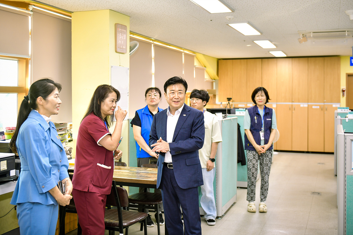 ▲ 정기명 여수시장이 추석을 앞두고 관내 사회복지시설을 위문해 따뜻한 명절을 보낼 수 있도록 격려했다. ⓒ조찬현