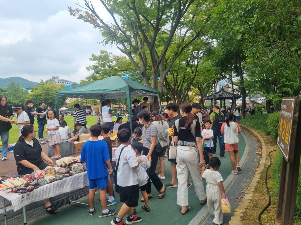 ▲올해 하반기 첫 ‘여수 벼룩시장’이 지난 7일 거북선공원 잔디광장에서 성황리에 마무리됐다. ⓒ여수시