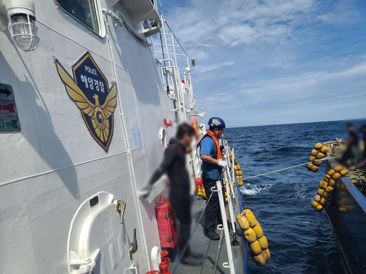▲ 안전하게 경비함정으로 옮겨 타는 다이버 ⓒ여수해경