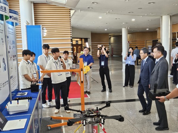 ▲ 작품을 설명하고 있는 여수공고 ‘I♥Daddy’팀