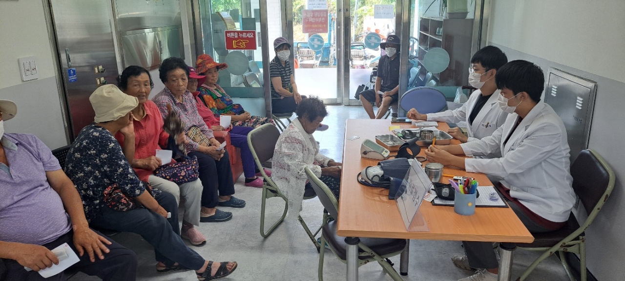 ▲ 여수시는 지난 6일 의료취약지인 섬 주민의 건강관리를 위해 남면 연도보건지소에서 4개 기관, 22명의 보건·의료진과 민관 합동으로 3차 통합 의료서비스를 제공했다.ⓒ여수시