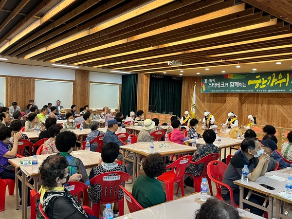 ▲ 복지관 햇터교실 장애인 사물놀이공연