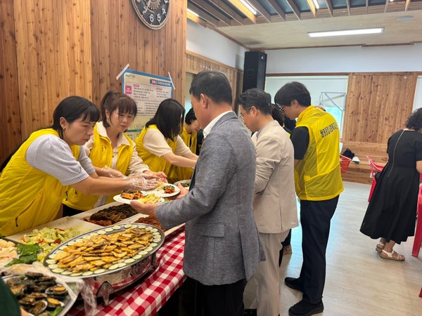 ▲ 복지관 직원들과 내빈분들 뷔페음식을 접시에 담는 모습