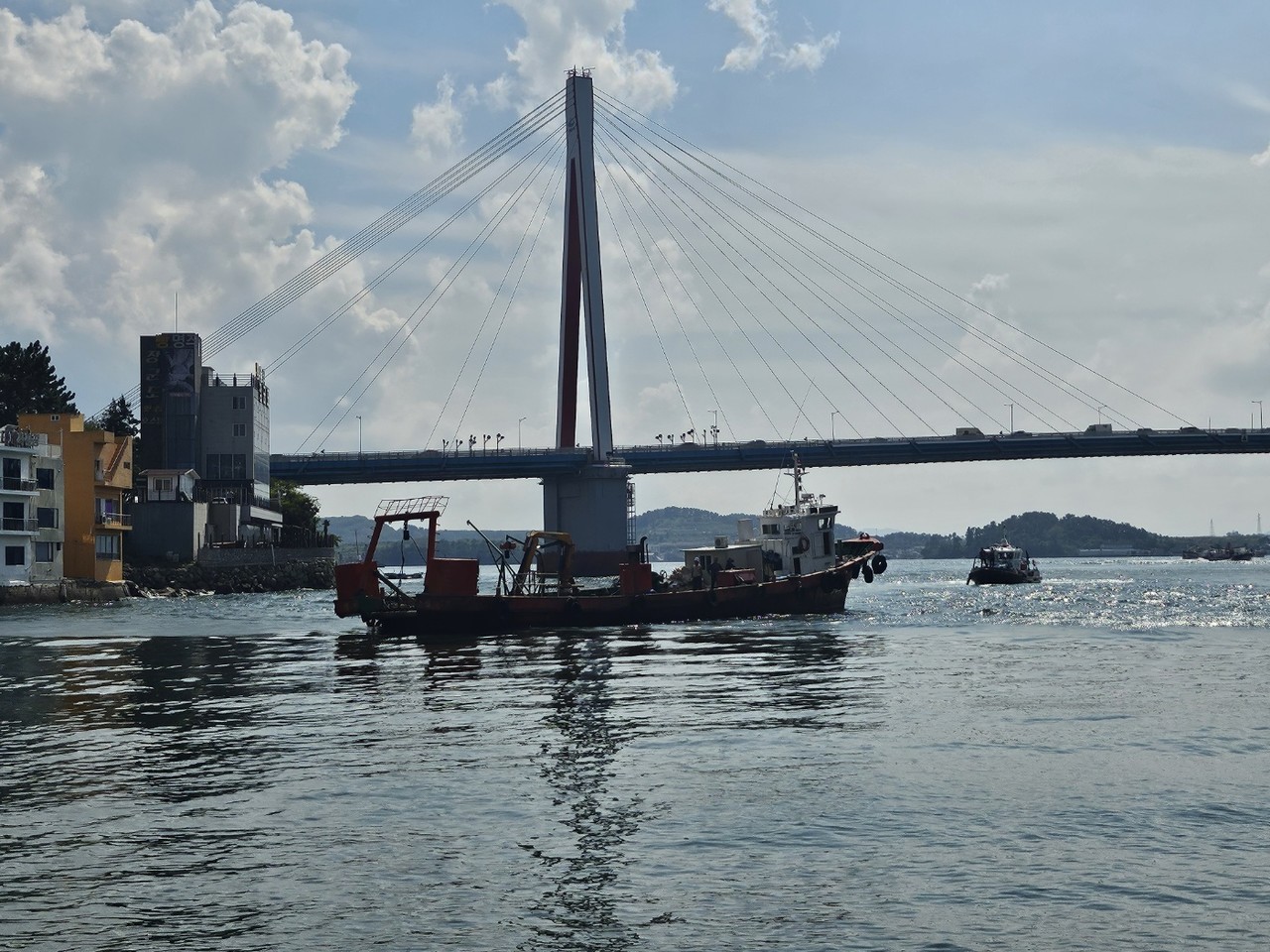 ▲좌초된 선박에 접근 중인 해경 ⓒ여수해경