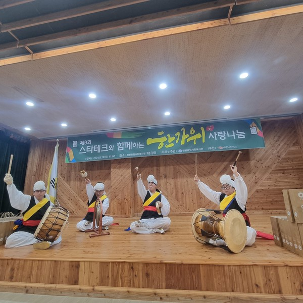 ▲ 사물놀이 신명을 돋구기 위해 별달거리 사설를  읋고 있는 큰울림 사물놀이 단 ⓒ 김연우