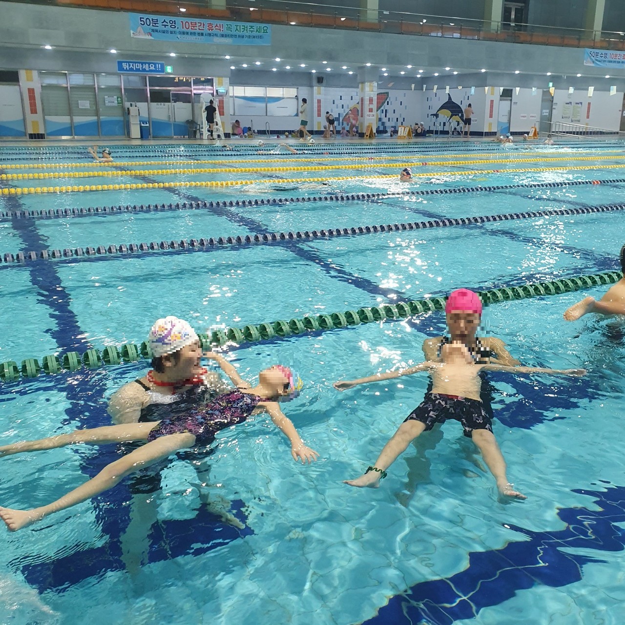 ▲지난 7일 여수 진남수영장에서 ‘가족과 함께하는 생존 수영교실’ 참여자들이 뜨기 훈련을 하고 있다.  ⓒ여수시도시관리공단