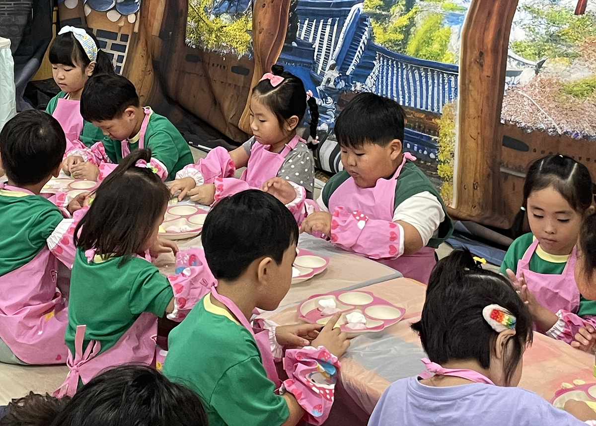 ▲여수시 어린이급식관리지원센터(센터장 고상희)는 지난 2일부터 12일까지 9일간 추석맞이 송편만들기 영양특화사업을 진행했다. ⓒ여수시