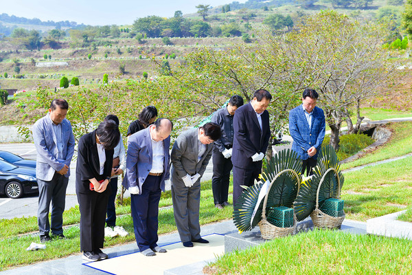 ▲ 정기명 여수시장, 추석 앞두고 ‘여순사건 희생자 묘’ 참배 ⓒ여수시