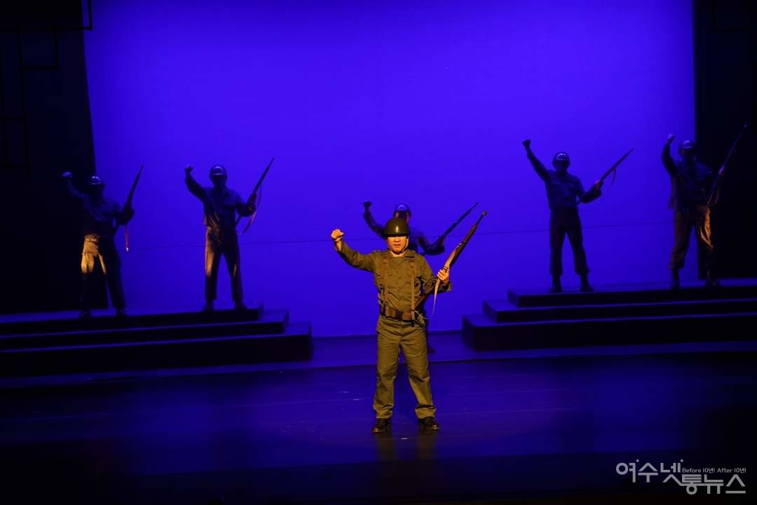 ▲ 극단이랑이 개봉한 연극 '붉디붉은 동백이 다 지기 전'에 한장면 ⓒ사진=극단이랑 제공