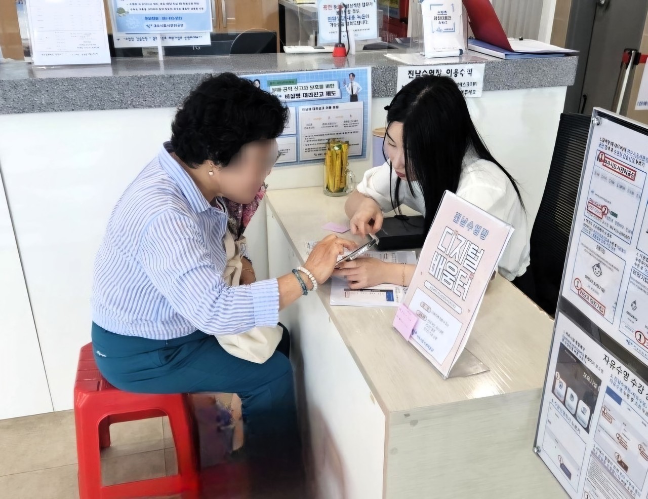 ▲여수시도시관리공단이 지난 12일 진남수영장에서 회원을 대상으로 체육시설 수강신청 방법 등을 교육하는 ‘디지털 배움터’를 진행하고 있다.  ⓒ여수시도시관리공단