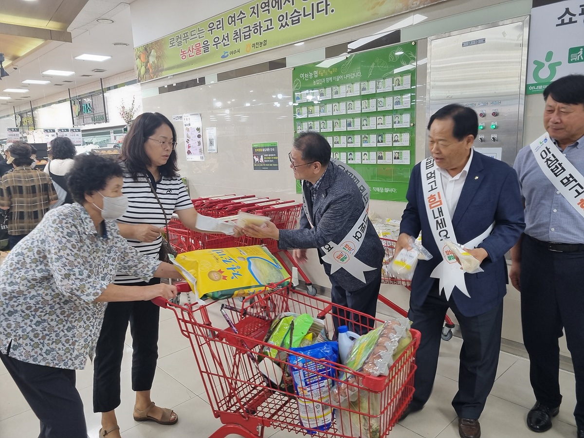 ▲지난 13일 여천농협 본점에서 마트와 시장을 찾는 시민들을 대상으로 ‘아침밥 먹기’ 홍보와 쌀 나눔을 진행했다. ⓒ여수시