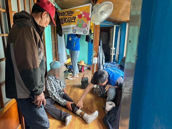 ▲ 장애인가정 방문상담 및 재활정보를 제공 하고 있다.