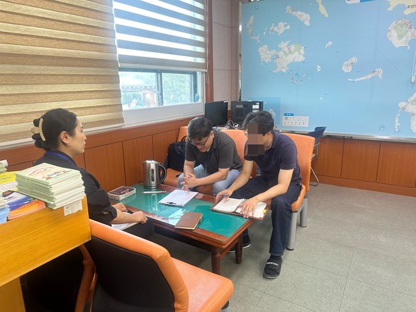 ▲ ⓒ서비스 연계를 위한 화정면사무소 방문 및 추후 이동복지관에 관한 계획을 논의 하고 있다.