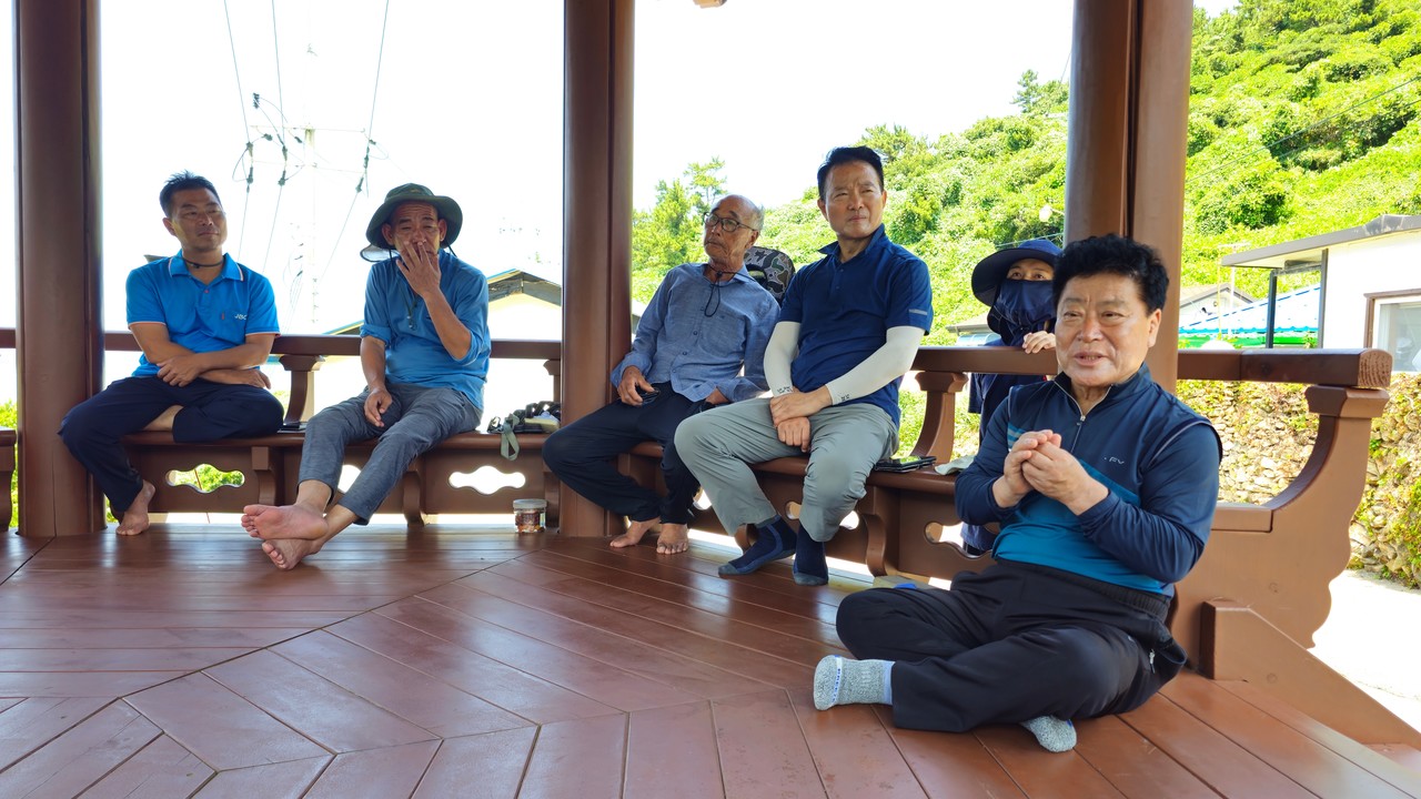 ▲평도 이장과 마을 사람들이 팔각정에서 바다 오염실태를 호소하고 있다. ⓒ박근세