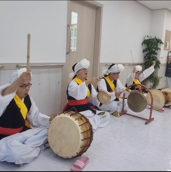 ▲ 쌍봉복지관 장애인 사물놀이단이 여수시다은노인복지센터에서 공연을 펼치고 있다.ⓒ 김연우