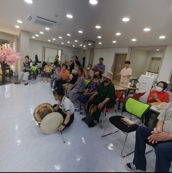 ▲다은노인복지센터  주간보호,  요양원 이용인들이  사물놀이공연 관람 하는 모습  ⓒ 김연우