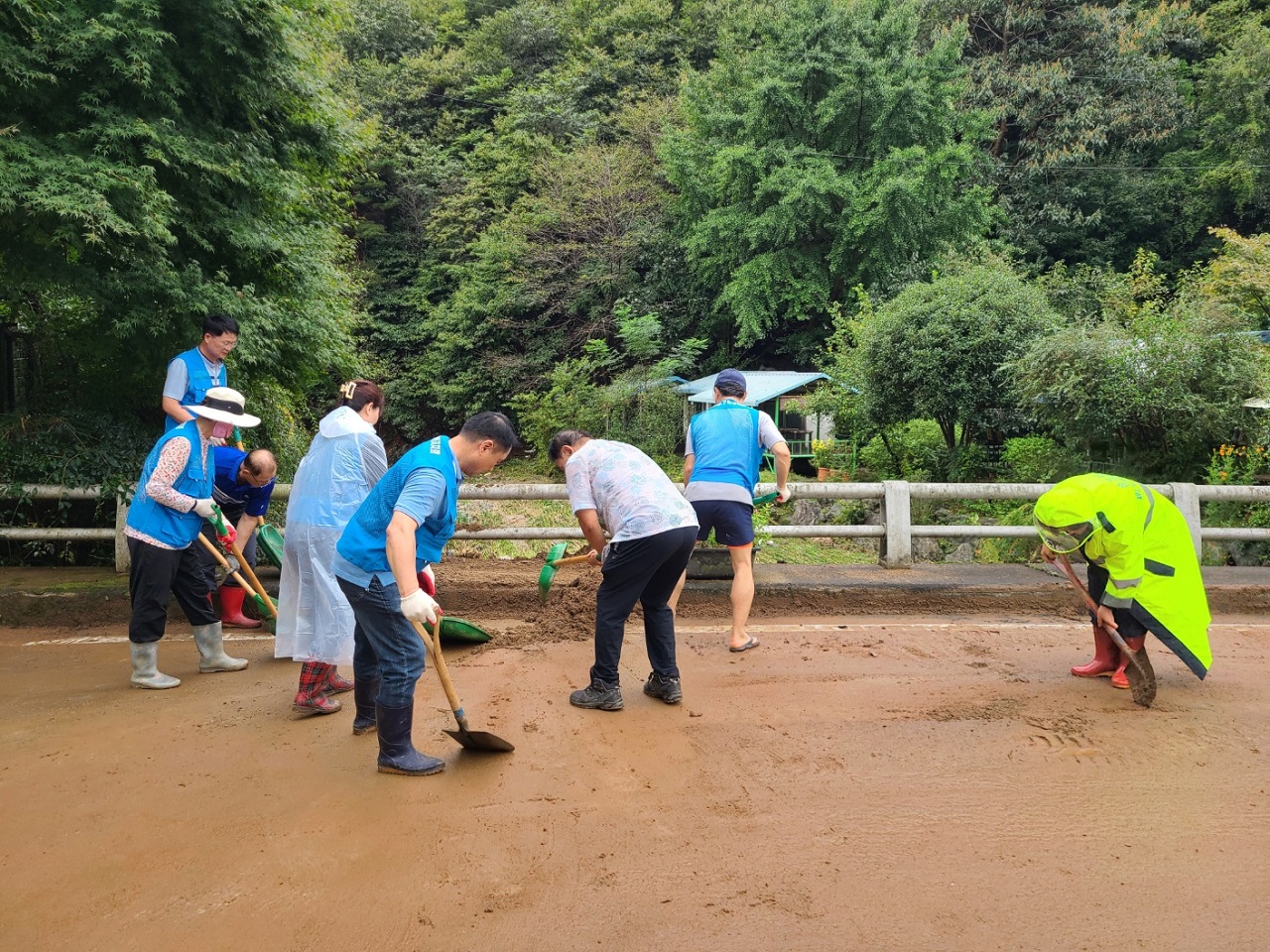 ▲ 시민들이 22일 삼산동 조비골 토사유출 피해 복구에 참여하고 있다. ⓒ순천시