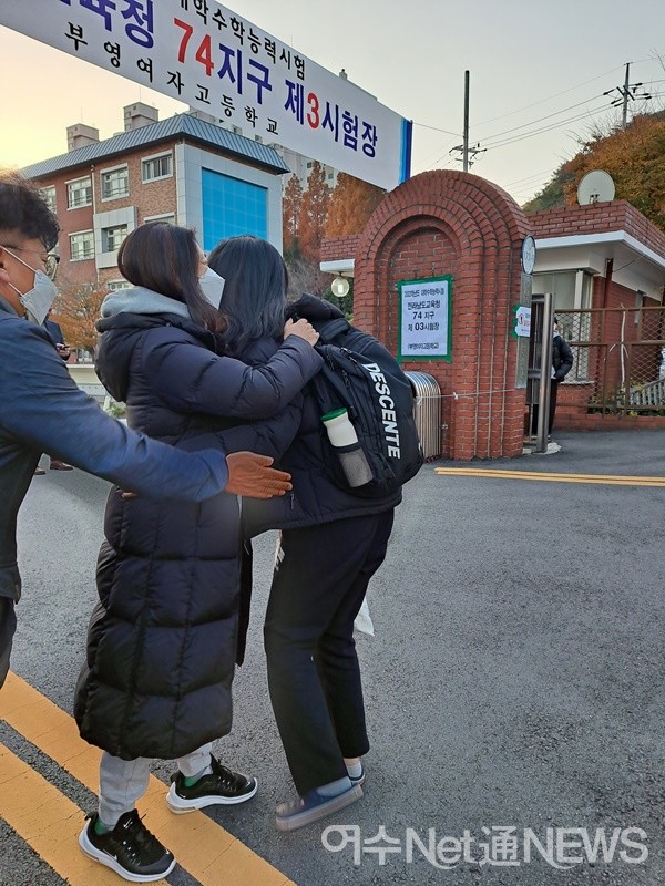 ▲여수 부영여고 74지구 3시험장이다. 여수여고 국어교사가 수험생을 다독이며 응원하고 있다. ⓒ조찬현 (자료사진)