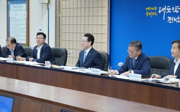 김영록 전라남도지사가 24일 오전 도청 서재필실에서 실국장 정책회의를 주재하고 있다.