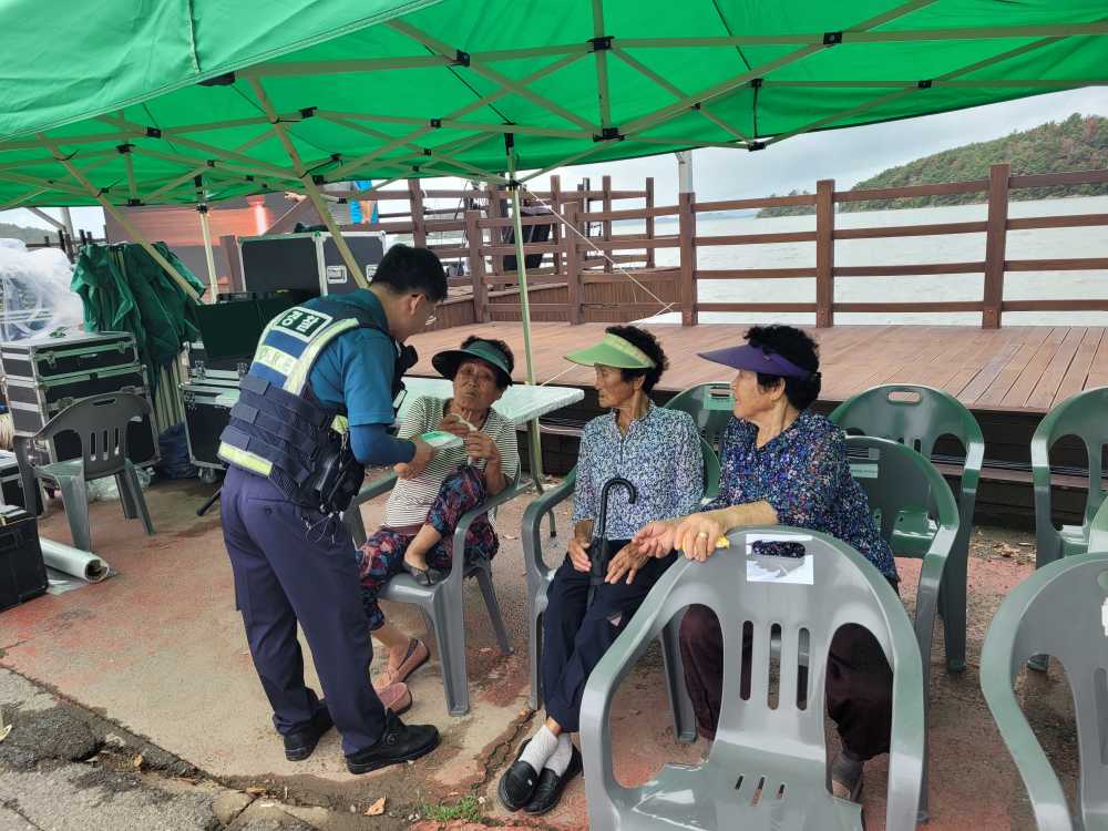 ▲소라파출소 직원들이 홍보 물품을 배부하고 있다.