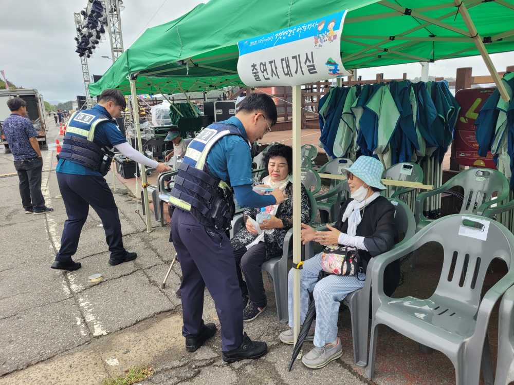 ▲ 소라파출소 직원들이 홍보 물품을 배부하고 있다.