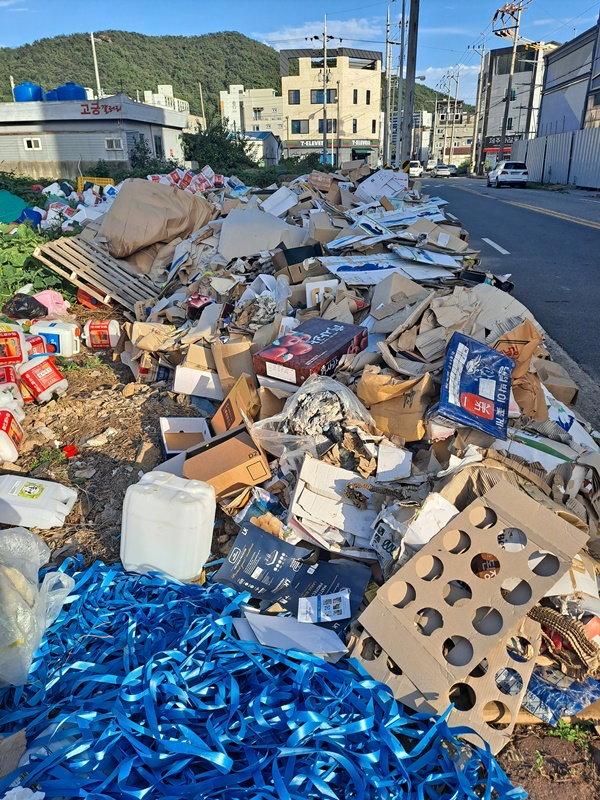 ▲여수 돌산 우두리 도심 한가운데 방치된 쓰레기가 산을 이루고 있다. ⓒ조찬현
