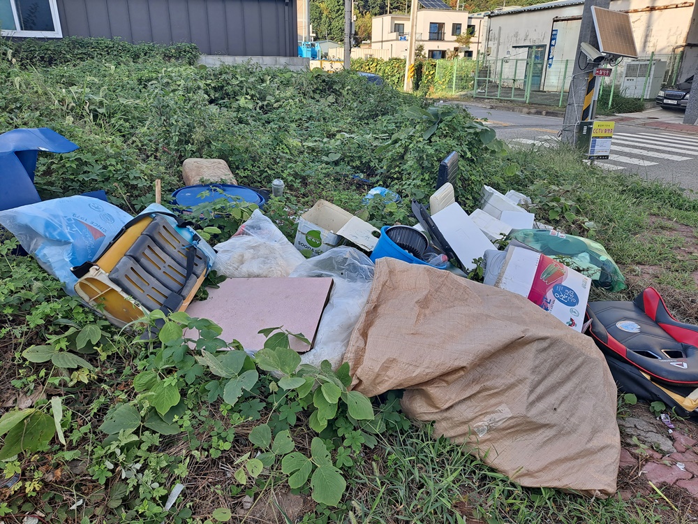 ▲무단투기 방지를 위해 설치한 CCTV 곁에도 생활 쓰레기 더미가 보인다.  ⓒ조찬현