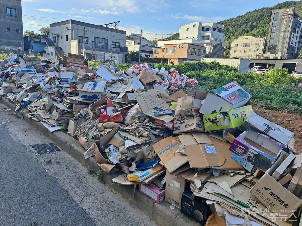 ▲여수 돌산 우두리 도심 한가운데 방치된 쓰레기가 산을 이루고 있다. ⓒ조찬현