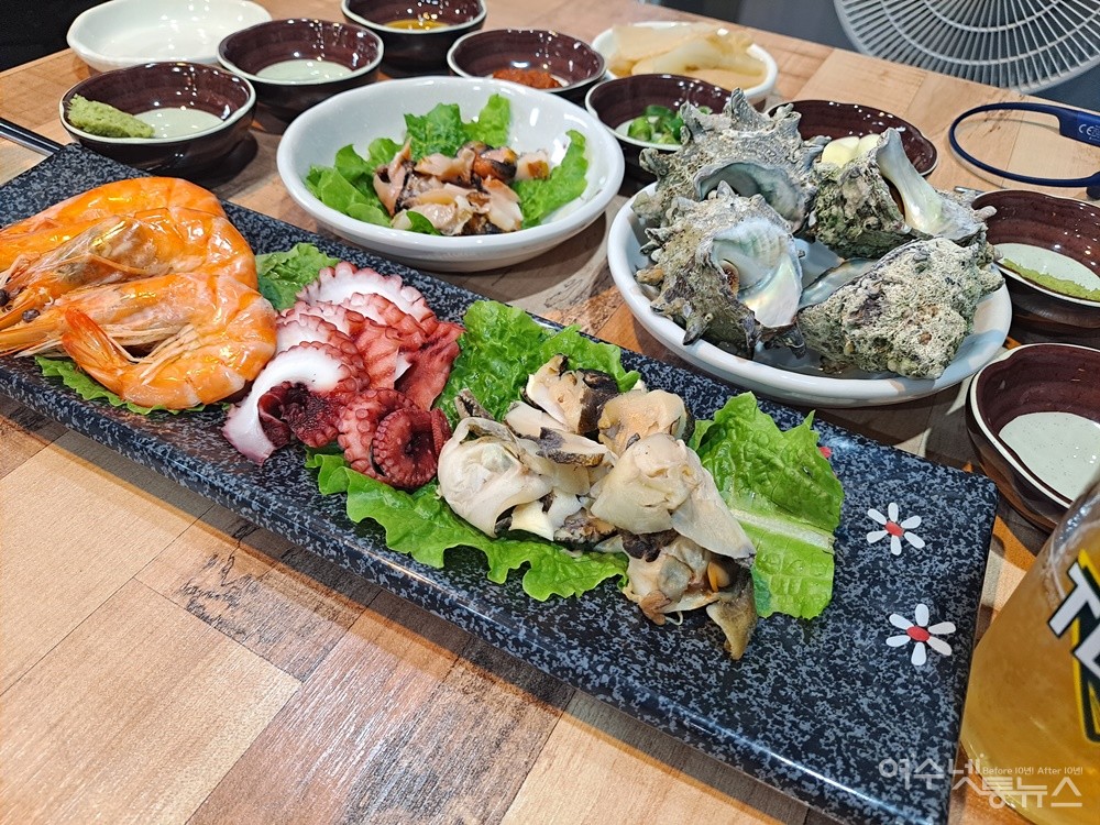 ▲날것 회와 익힌 그대로를 담아낸 뿔소라, 대하, 돌문어와 소라숙회다. ⓒ조찬현