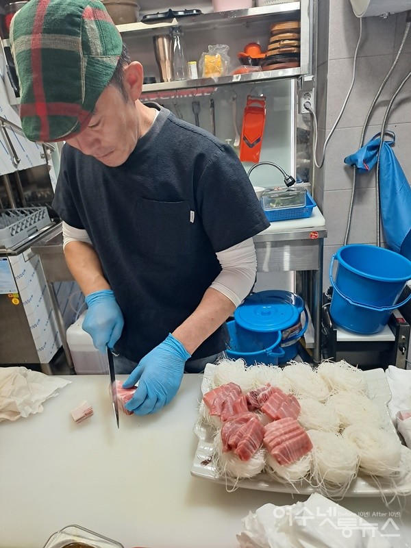 ▲요리 20년 경력을 지닌 ‘제주사람들’ 횟집 이성협 오너셰프다. ⓒ조찬현