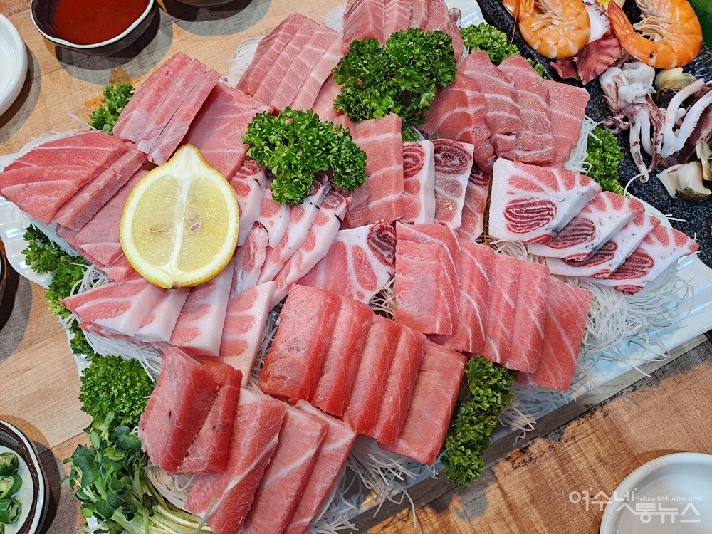 ▲참치회는 속살에서 배꼽살까지 부위별로 골고루 선보인다.  ⓒ조찬현