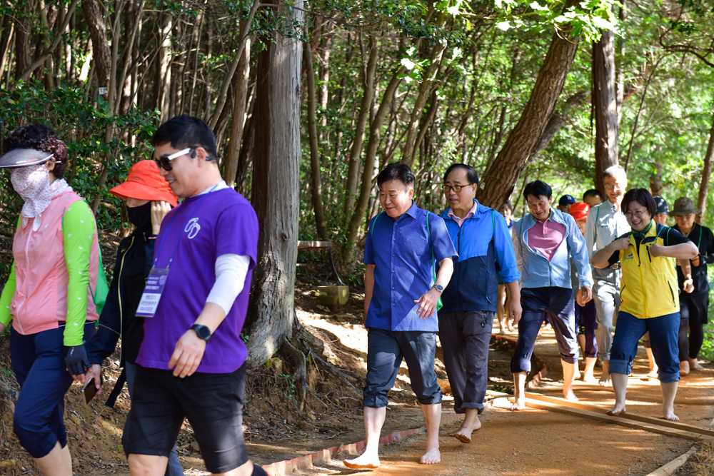 ▲여수시장이 황톳길을 참여자와 맨발로 걷고 있다.