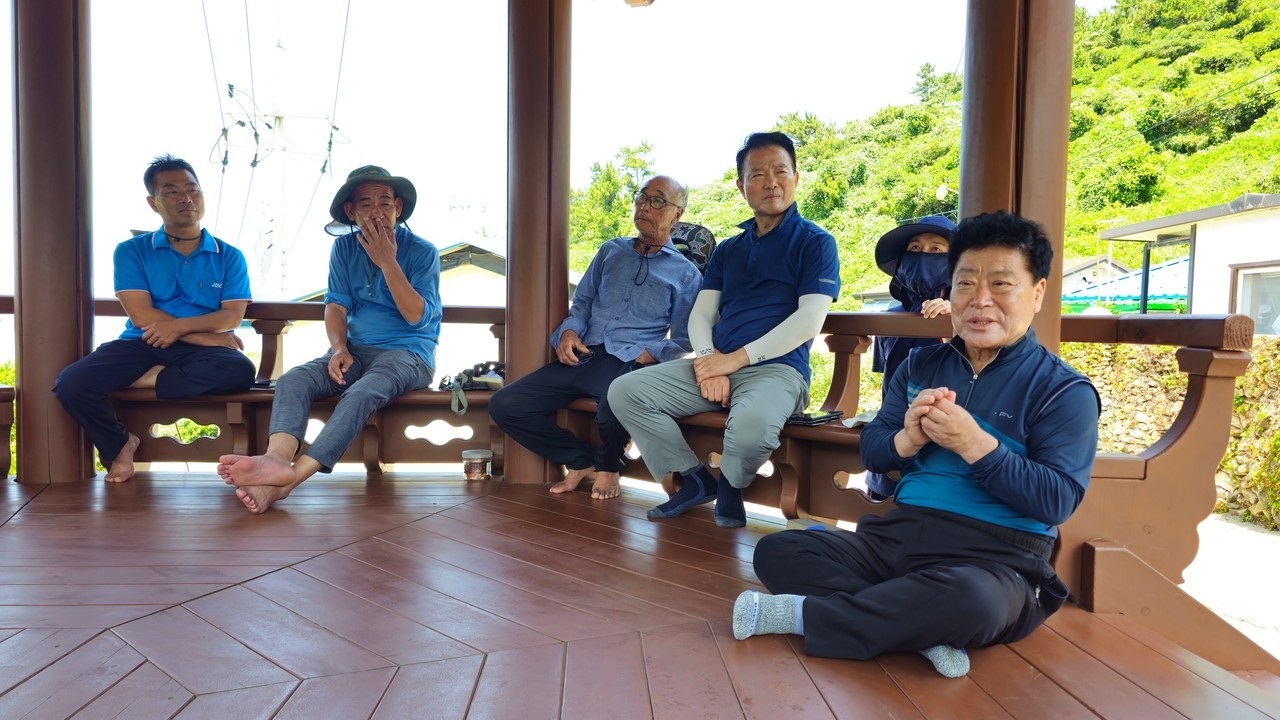 ▲ 평도 이장과 마을 사람들이 팔각정에서 바다 오염실태를 호소하고 있다. ⓒ박근세