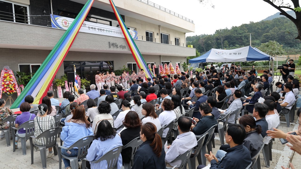 ▲생활관 준공식에 앞서 동행 오카리나팀의 축하 공연이 진행되고 있다.  ⓒ동백원 제공
