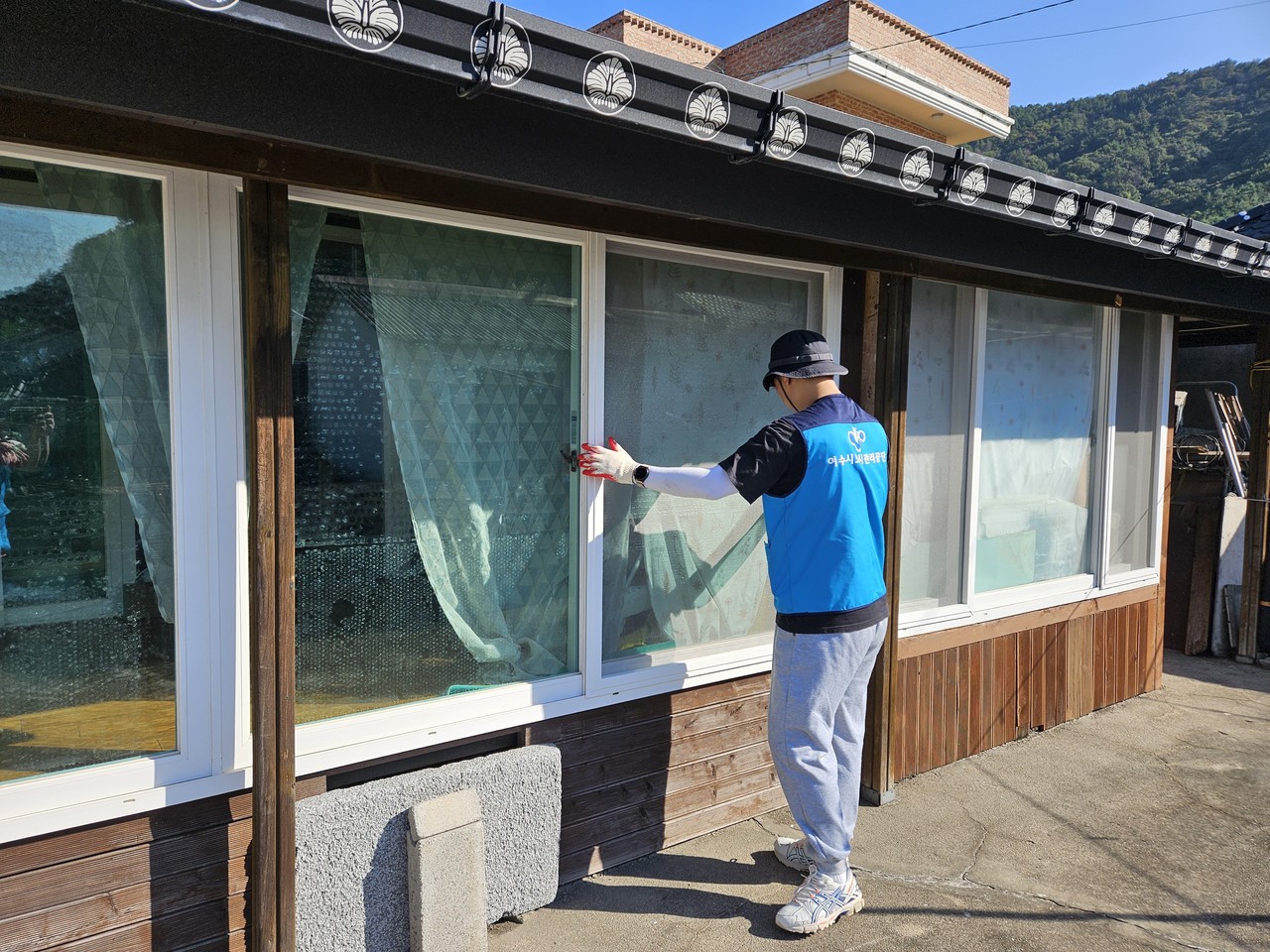 ▲농어촌 취약가구의 생활환경을 개선하기 위한 방충망 교체사업 ⓒ여수시도시관리공단