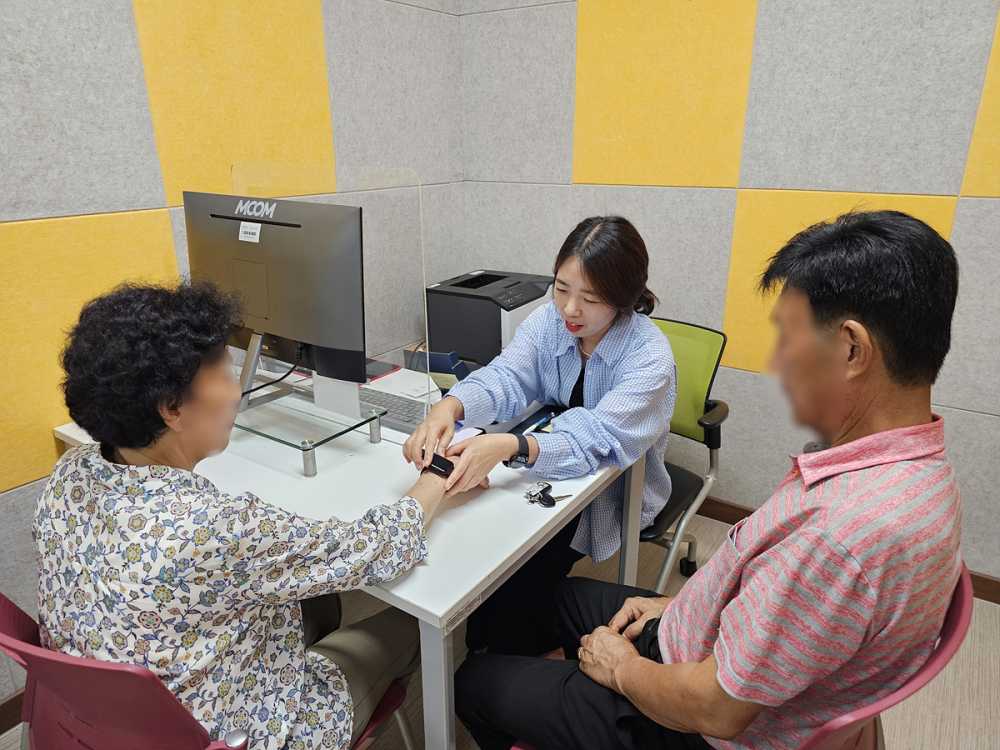 ▲배회감지기(행복GPS) 착용 및 사용법 설명 모습