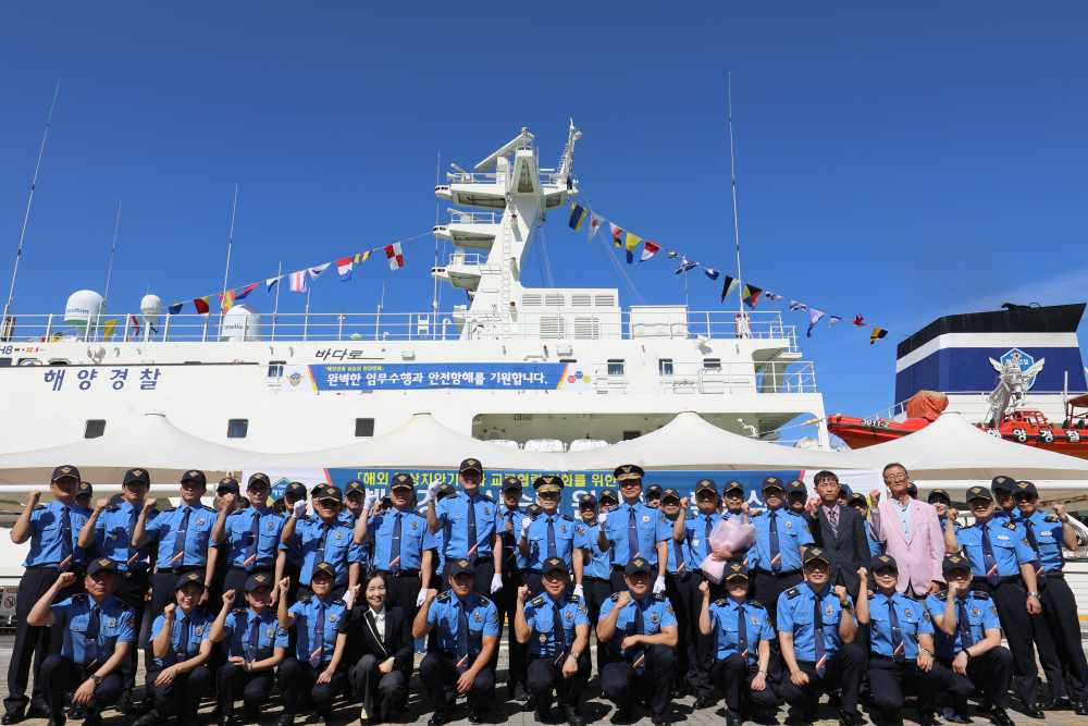 ▲ 원양항해를 앞둔 여수해양경찰교육원 신임경찰이 기념사진을 찍고 있다.