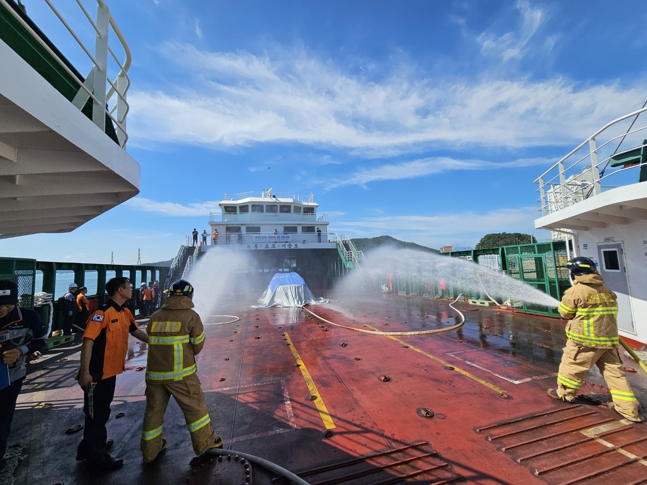 ▲여수해수청, 카페리 여객선 전기차 화재대응 합동훈련  ⓒ여수해수청