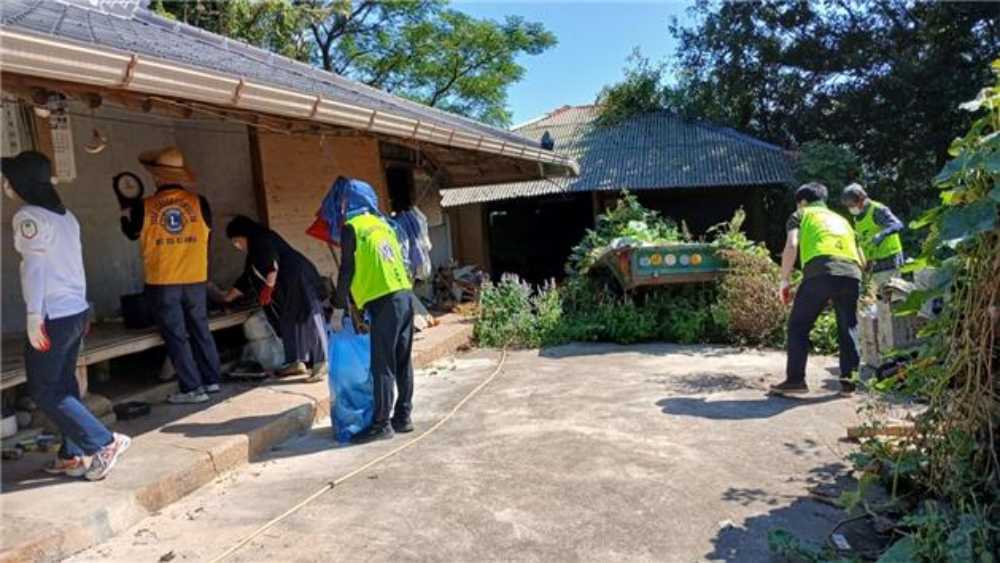 ▲ 홀로 사는 기초생활수급자 김 모 어르신의 가정을 방문해 청소 봉사를 실시했다. ⓒ