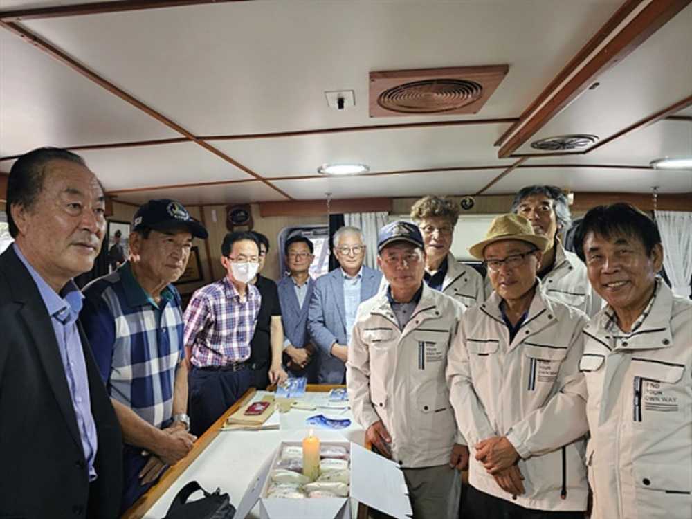 ▲ 코리아나호 선실에서 열린 출판기념회에서 참석자들과 기념촬영한 공동집필진의 모습이 보인다 ⓒ 오문수