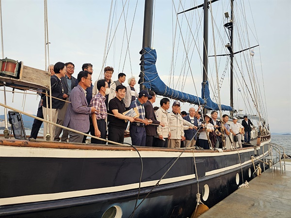 ▲27일(금) 오후 5시, 코리아나호 선상에서 열린  출판 기념회를 마친 참석자들이 기념촬영했다. ⓒ 오문수