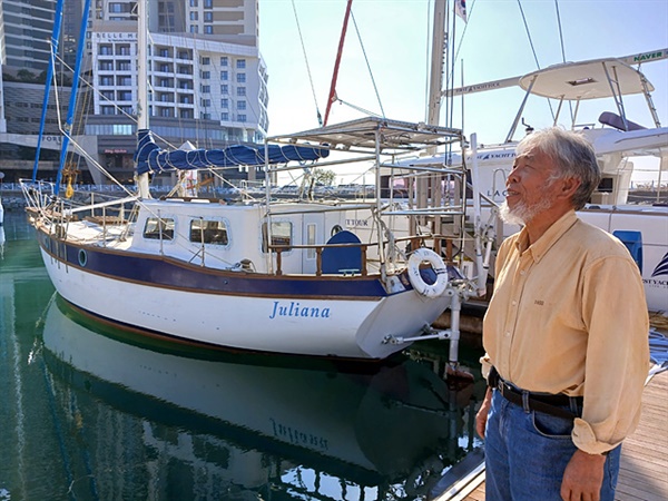 ▲조원옥씨의 요트 '율리아나'호 옆에선 조원옥씨 모습. 요트를 타고 6개월 동안 1만 2천 킬로미터를 항해하고 여수로 돌아온 조원옥씨는 고마운 아내의 발을 씻겨주고 요트 이름도 '미드나잍스타(MIDNIGHT STAR)'호에서 아내의 천주교 세례명인 '율리아나(JULIANA)호로 개명했다. ⓒ 오문수