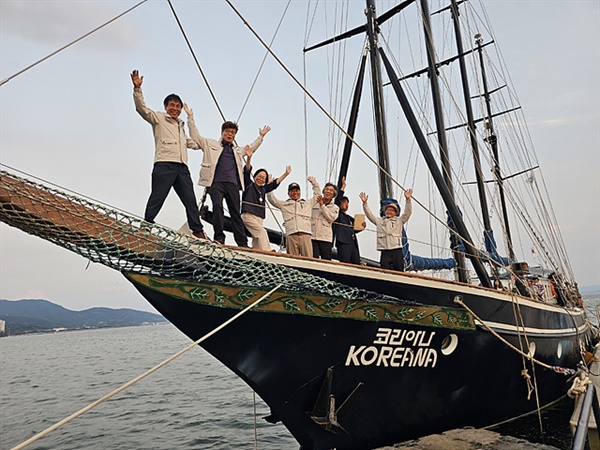 ▲출판기념회를 마친 공동집필진이 코리아나호 선상에서 환호하고 있다 ⓒ 오문수