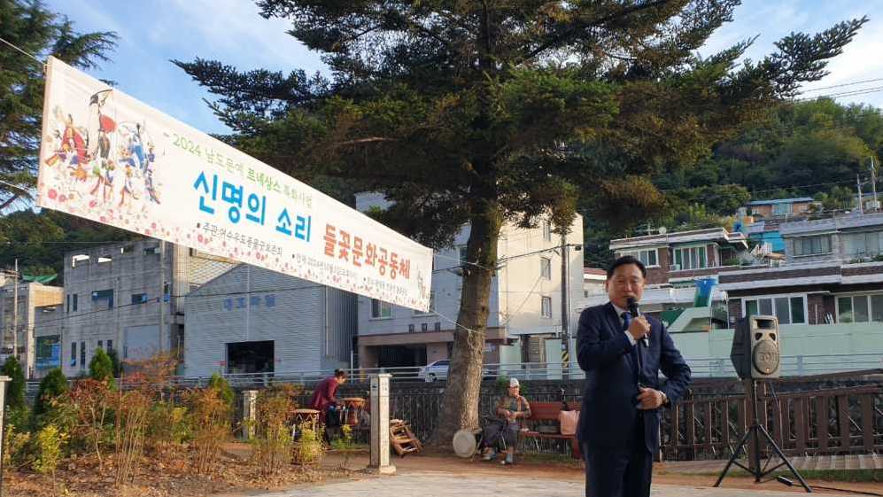 ▲ 강문성 의원이 마을문화행사 개최 축하 인사를 하고 있다. 