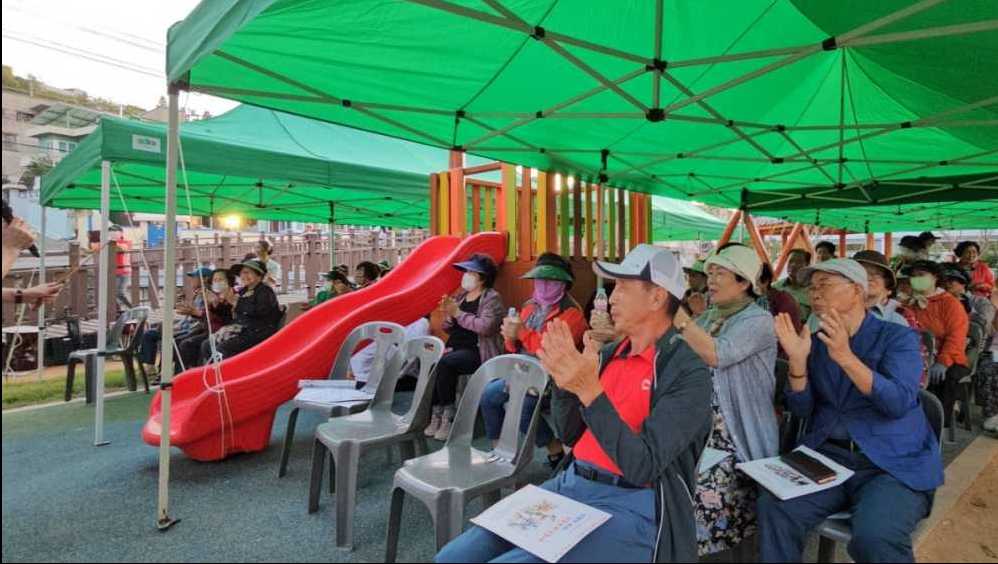 ▲ 들꽃공원에서 열린 마을문화행사를 주민들이 관람하고 있다